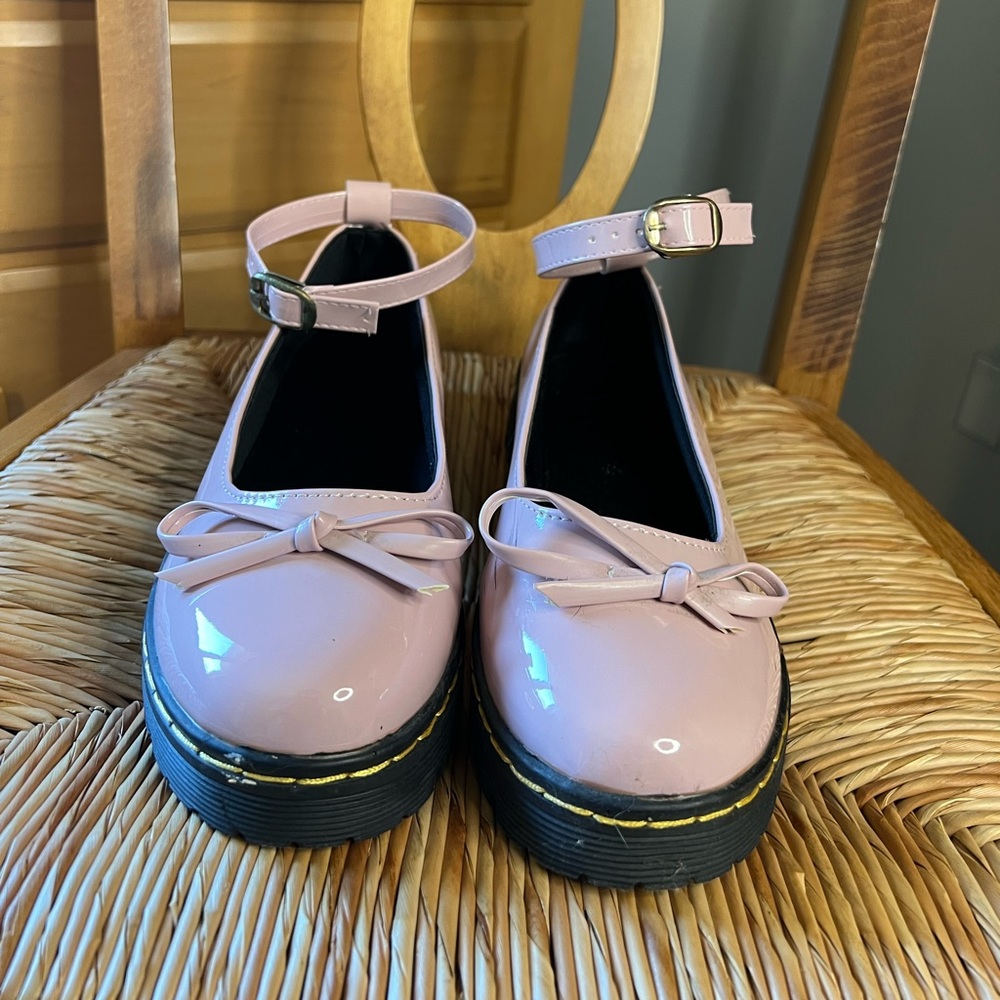 EUC fashion sport pink buckle shoes Size 39 (8.5-9)